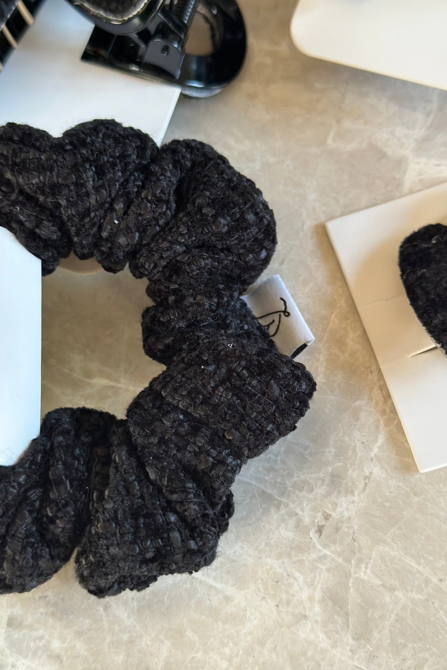 Scrunchie aus Tweed Schwarz M