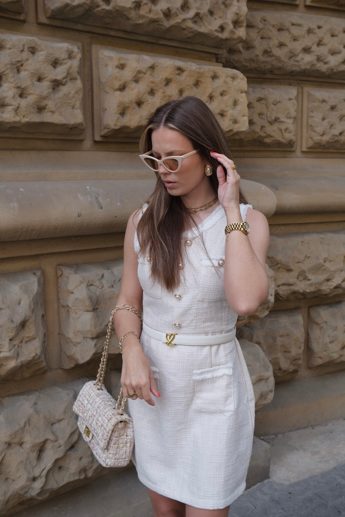 Kleid aus Tweed mit goldenen Knöpfen