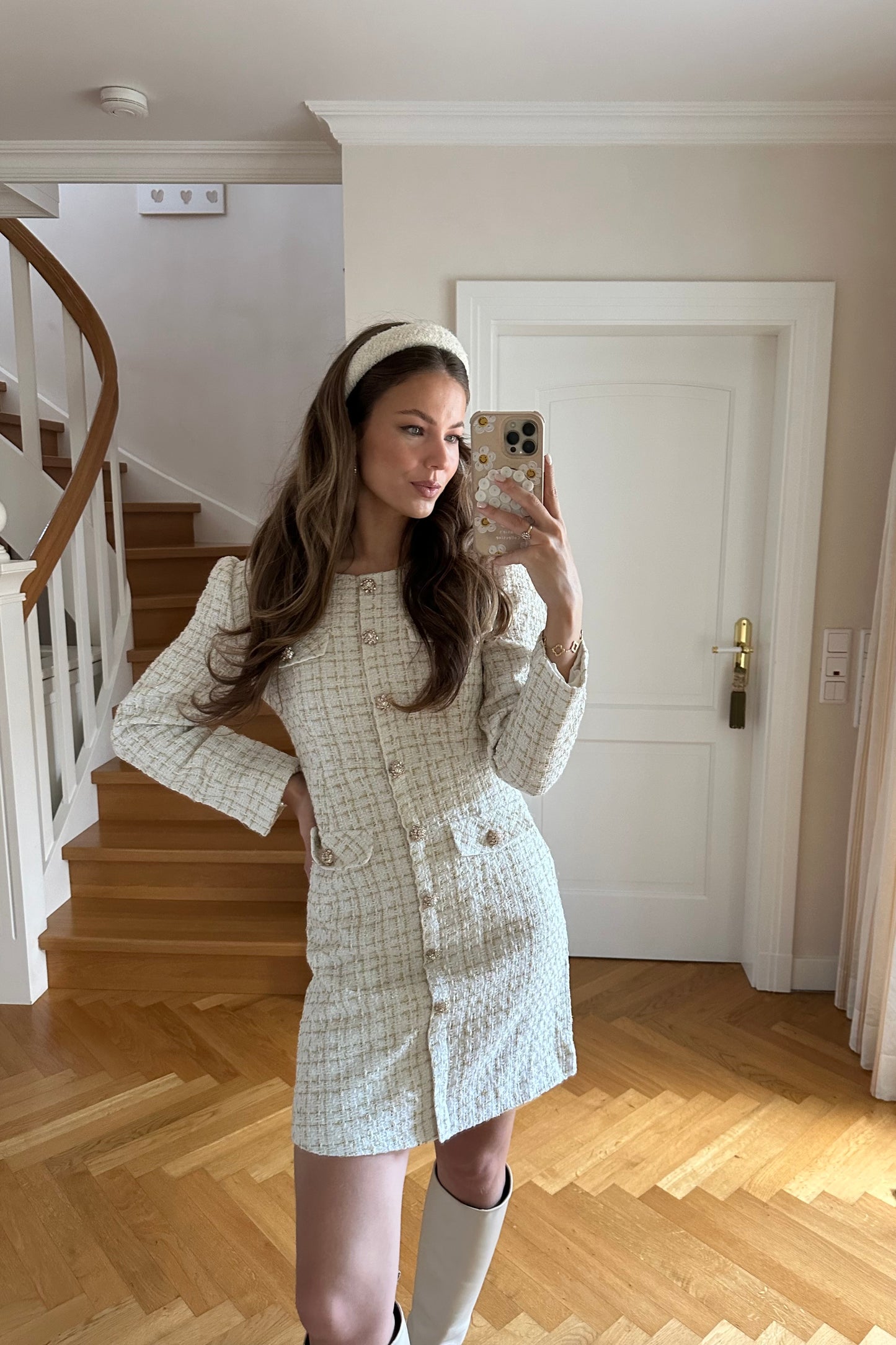 Kleid aus Tweed mit goldenen Knöpfen Langarm